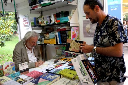 Gente esperando a que Julio Llamazares les firmase libros.
