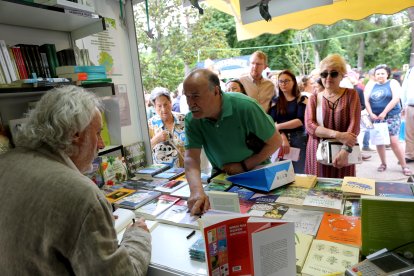 Gente esperando a que Julio Llamazares les firmase libros.