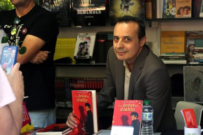 Carlos Fidalgo firmó este sábado su libro ‘Los dedos del diablo’. 



FOTO- BENITO ORDOÑEZ