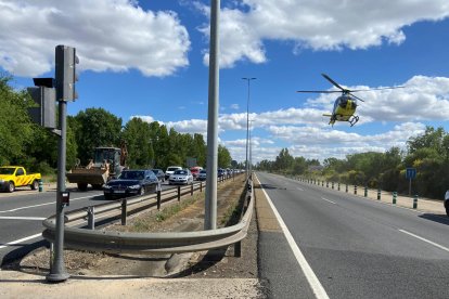 Un momento de la intervención de los servicios de emergencias.