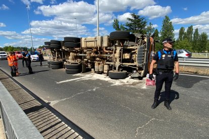 Un momento de la intervención de los servicios de emergencias.