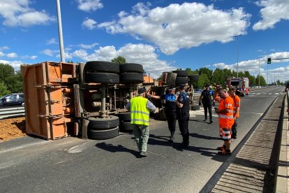 Un momento de la intervención de los servicios de emergencias.