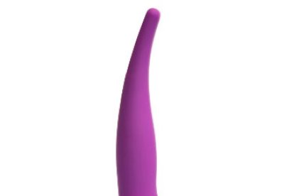 No hay mejor compañero para iniciarse en el mundo del placer a través del sexo anal que PRO-ANAL, un vibrador especializado para este tipo de actividad sexual. Cuenta con dos motores: uno en su delgada y suave punta, que, gracias a su alta frecuencia de vibración, estimulará, despistará y facilitará la dilatación. Su segundo motor está en su cuerpo, para que disfrutes de sus vibraciones cuando hayas intimado un poco más con él. Su textura suave y sedosa y su estudiada anatomía lo convierten en un compañero ideal tanto si exploras estos territorios por primera vez, como si ya los conoces y simplemente quieres un aliado para seguir disfrutándolos. (PVP: 34,99€)