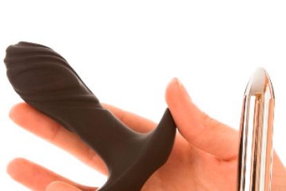 Combina la estimulación anal con vibraciones para una experiencia multisensorial con MAGIC PLUG. Sus estrías proporcionan una mayor sensación y su potente vibrador añade un extra de placer, perfecto tanto para principiantes como para usuarios avanzados. Además, cuenta con gran suavidad, discreto tamaño y forma de espiral. Para empezar a usarlo tan solo deberás pulsar el botón encendido/ apagado situado en la base de la bala vibradora y dejar que tu cuerpo sucumba a la magia mientras sientes este plug en tu interior. Además, la bala es extraíble, para que cuentes con 2 juguetes en 1, y que puedas usarla por separado para masajear y estimular otras partes del cuerpo. (PVP: 14,99€)