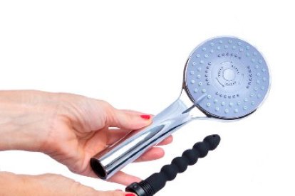 Si quieres divertirte mientras te duchas o sorprender a tu pareja, la ducha anal OSEANO es tu liado perfecto, así como para quienes buscan discreción y eficacia. Con un diseño compacto y elegante, este producto transformará tu rutina de ducha corporal en una profunda limpieza, preparándote para tu placer más oculto y sin preocupaciones. Este kit es perfecto para aquellas personas que disfrutan del sexo anal frecuentemente, garantizando una limpieza profunda, puesto que una higiene anal correcta es imprescindible para disfrutar del sexo anal. (PVP: 23,99€)