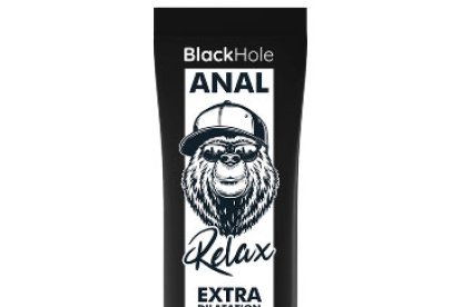 El gel relajando BLACKHOLE, está formulado específicamente para facilitar la penetración anal, proporcionando una sensación de relajación y confort. Su composición proporciona dilatación y relajación para disfrutar de la práctica anal. Es de base acuosa y tiene un efecto adormecedor, que funcionará como relajante muscular para disfrutar de las sensaciones que ofrece el sexo anal. Es ideal para quienes buscan una experiencia más suave y placentera, convirtiéndose en el complemento perfecto para cualquier sesión de sexo anal. (PVP: 8,99€)