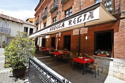 Imagen del exterior de La Bodega Regia.