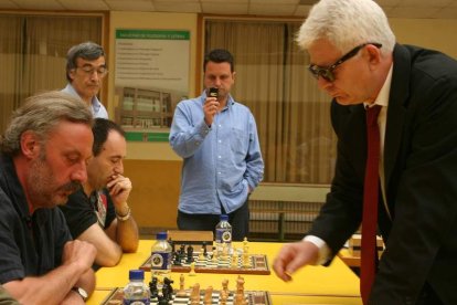 Julio Llamazares contra Spassky. El escritor leonés no pudo vencer al ajedrez a la leyenda rusa.
