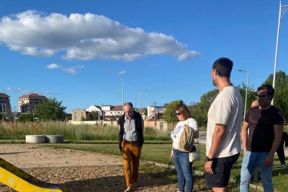 Muchos de los solares del barrio, tanto municipales como privados, no se encuentran vallados, incumpliendo el artículo 15 de la ordenanza municipal reguladora de la limpieza y de residuos, que exige su limpieza. Hay hierbas, maleza, jardines sin riego automático y en un estado lamentable.