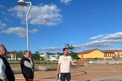 Muchos de los solares del barrio, tanto municipales como privados, no se encuentran vallados, incumpliendo el artículo 15 de la ordenanza municipal reguladora de la limpieza y de residuos, que exige su limpieza. Hay hierbas, maleza, jardines sin riego automático y en un estado lamentable.