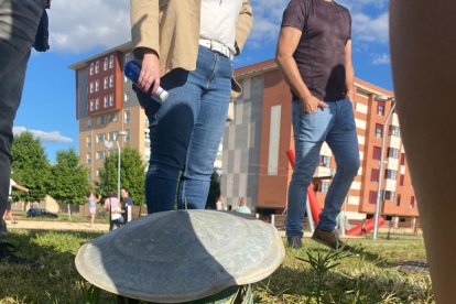 Muchos de los solares del barrio, tanto municipales como privados, no se encuentran vallados, incumpliendo el artículo 15 de la ordenanza municipal reguladora de la limpieza y de residuos, que exige su limpieza. Hay hierbas, maleza, jardines sin riego automático y en un estado lamentable.