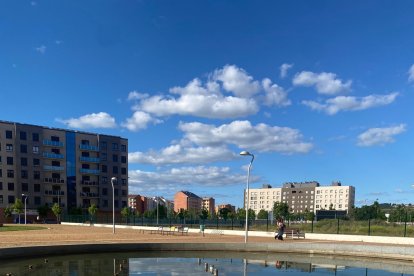 Muchos de los solares del barrio, tanto municipales como privados, no se encuentran vallados, incumpliendo el artículo 15 de la ordenanza municipal reguladora de la limpieza y de residuos, que exige su limpieza. Hay hierbas, maleza, jardines sin riego automático y en un estado lamentable.