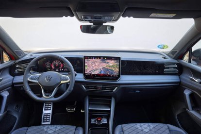 Modernista y cuidado interior del nuevo Tiguan presidido por una generosa pantalla central (12,9 pulgadas, opcional de 15 en el R-Line) con renovados grafismos y menús de nuevo desarrollo,además del ‘Hed-up Display’ con datos proyectados sobre el propio parabrisas