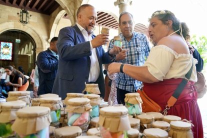 El presidente de la Diputación de León, Gerardo Álvarez Courel, y la diputada de Derechos Sociales y Territorio Sostenible, Carolina López, asisten a la apertura de la Feria Medieval de los Centros Asistenciales que se celebra durante el sábado y el domingo,