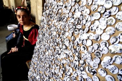 El presidente de la Diputación de León, Gerardo Álvarez Courel, y la diputada de Derechos Sociales y Territorio Sostenible, Carolina López, asisten a la apertura de la Feria Medieval de los Centros Asistenciales que se celebra durante el sábado y el domingo.