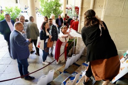 El presidente de la Diputación de León, Gerardo Álvarez Courel, y la diputada de Derechos Sociales y Territorio Sostenible, Carolina López, asisten a la apertura de la Feria Medieval de los Centros Asistenciales que se celebra durante el sábado y el domingo.