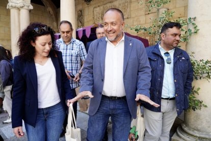 El presidente de la Diputación de León, Gerardo Álvarez Courel, y la diputada de Derechos Sociales y Territorio Sostenible, Carolina López, asisten a la apertura de la Feria Medieval de los Centros Asistenciales que se celebra durante el sábado y el domingo.