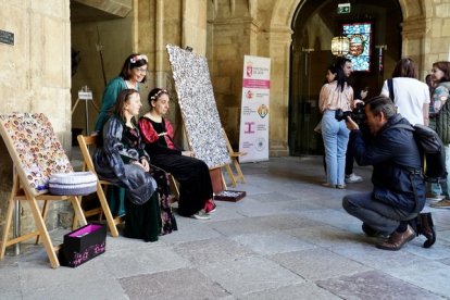 El presidente de la Diputación de León, Gerardo Álvarez Courel, y la diputada de Derechos Sociales y Territorio Sostenible, Carolina López, asisten a la apertura de la Feria Medieval de los Centros Asistenciales que se celebra durante el sábado y el domingo.