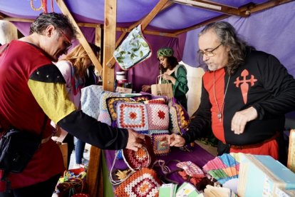 El presidente de la Diputación de León, Gerardo Álvarez Courel, y la diputada de Derechos Sociales y Territorio Sostenible, Carolina López, asisten a la apertura de la Feria Medieval de los Centros Asistenciales que se celebra durante el sábado y el domingo.