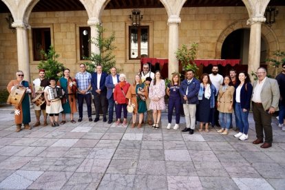 El presidente de la Diputación de León, Gerardo Álvarez Courel, y la diputada de Derechos Sociales y Territorio Sostenible, Carolina López, asisten a la apertura de la Feria Medieval de los Centros Asistenciales que se celebra durante el sábado y el domingo.