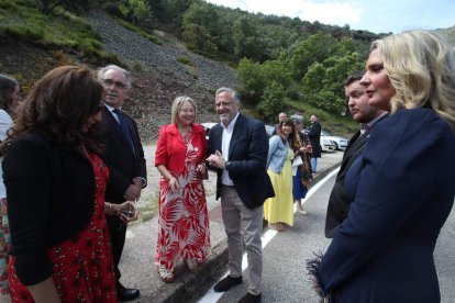 El presidente de las Cortes saluda a Mari Crespo.  ANA F. BARREDO