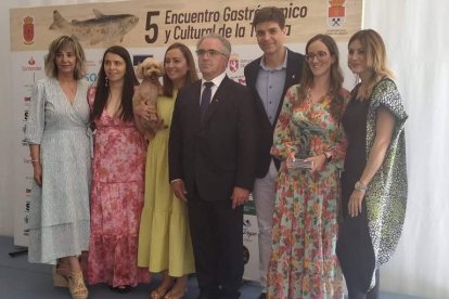 El presidente de las Cortes saluda a Mari Crespo.  ANA F. BARREDO