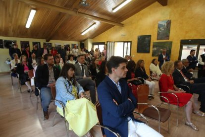 El presidente de las Cortes saluda a Mari Crespo.  ANA F. BARREDO