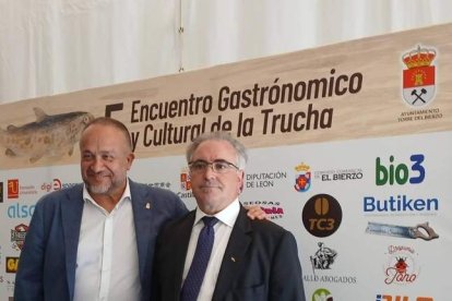 El presidente de las Cortes saluda a Mari Crespo.  ANA F. BARREDO