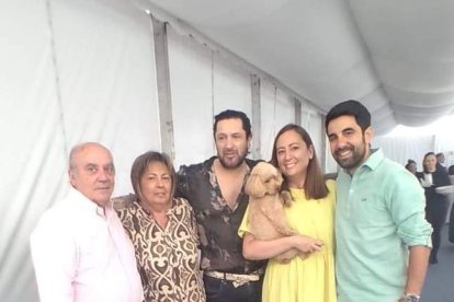 El presidente de las Cortes saluda a Mari Crespo.  ANA F. BARREDO