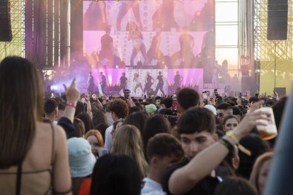 Ana Mena fue el principal reclamo de un festival que reunió a 17.000 almas en León con una propuesta fiestera de música actual