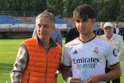 Carlos Sánchez, mejor goleador y jugador del torneo.  DL