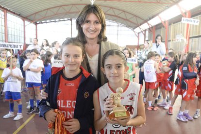Sara Castillo entregó premios y trofeos.  MARÍA FUENTES