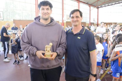Alejandro, el mejor entrenador, recibe el trofeo de Luis Castillo.  MARÍA FUENTES