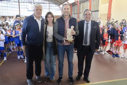 Pepe Estrada, Sara Castillo, Vicente Bultó y Manuel Belinchón, con el galardón entregado al propio Vicente Bultó.  MARÍA FUENTES