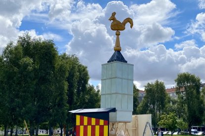El popular gallo de San Isidoro y el colorido de las vidrieras de la Catedral y del Musac estará presente en la hoguera.