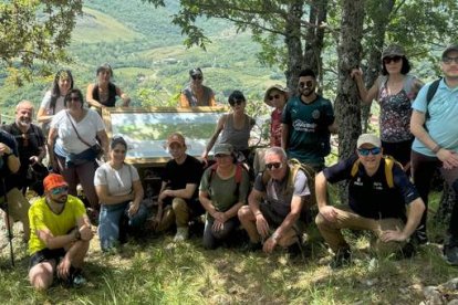 El pasado 5 de junio, Día Mundial del Medio Ambiente, se abrió oficialmente la ruta con un recorrido guiado en el que participaron los impulsores de este proyecto, muchos de ellos en la imagen, junto a uno de los paneles informativos que ilustran el itinerario.