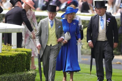 La celebración británica brilla por la extravagancia de los sombreros que llevan los asistentes.