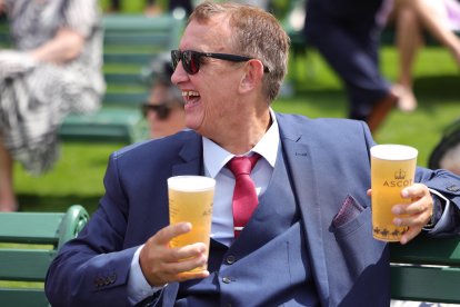La celebración británica brilla por la extravagancia de los sombreros que llevan los asistentes.