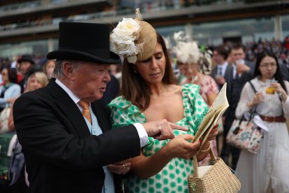 La celebración británica brilla por la extravagancia de los sombreros que llevan los asistentes.