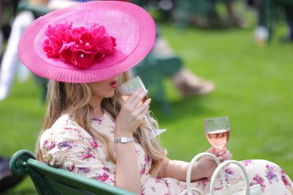 La celebración británica brilla por la extravagancia de los sombreros que llevan los asistentes.