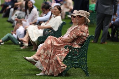 La celebración británica brilla por la extravagancia de los sombreros que llevan los asistentes.