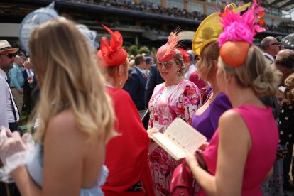 La celebración británica brilla por la extravagancia de los sombreros que llevan los asistentes.
