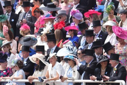 La celebración británica brilla por la extravagancia de los sombreros que llevan los asistentes.