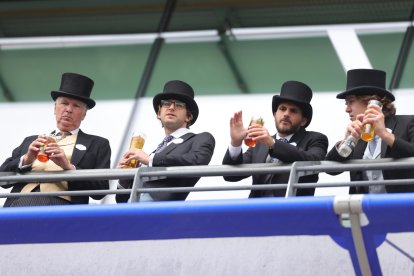 La celebración británica brilla por la extravagancia de los sombreros que llevan los asistentes.
