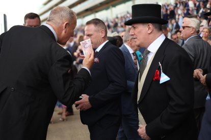La celebración británica brilla por la extravagancia de los sombreros que llevan los asistentes.