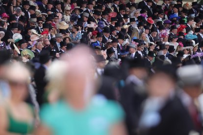La celebración británica brilla por la extravagancia de los sombreros que llevan los asistentes.