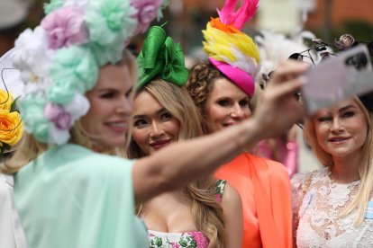 La celebración británica brilla por la extravagancia de los sombreros que llevan los asistentes.