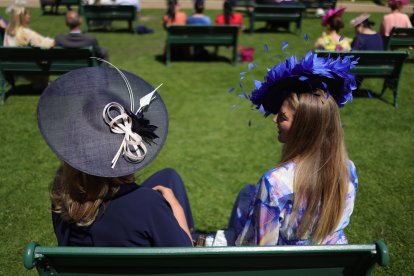 La celebración británica brilla por la extravagancia de los sombreros que llevan los asistentes.