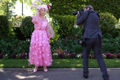 La celebración británica brilla por la extravagancia de los sombreros que llevan los asistentes.