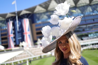 La celebración británica brilla por la extravagancia de los sombreros que llevan los asistentes.